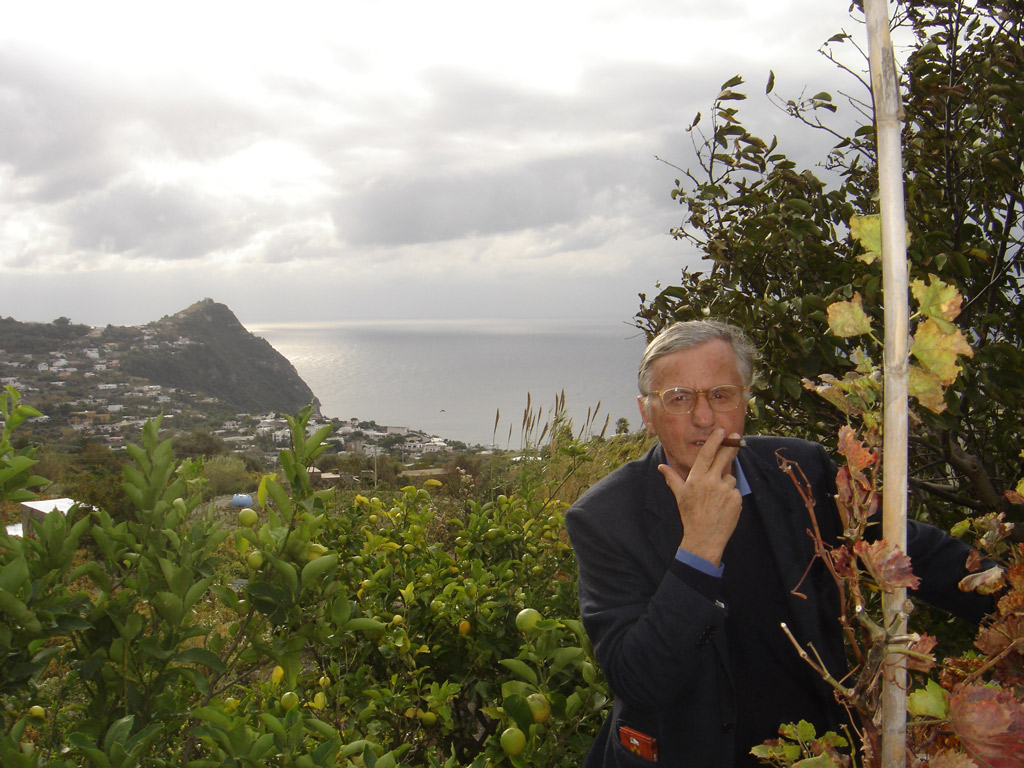 Giuseppe Mazzella ed il panorama da S.Maria al Monte
